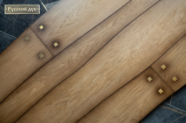 Криволинейный паркет Дуб Алеша с заклепками шелковый лак 2-х сл. T&G Селект 760...2200х120...190х16 мм Криволинейный паркет Дуб Алеша с заклепками шелковый лак 2-х сл. T&G Селект 760...2200х120...190х16 мм