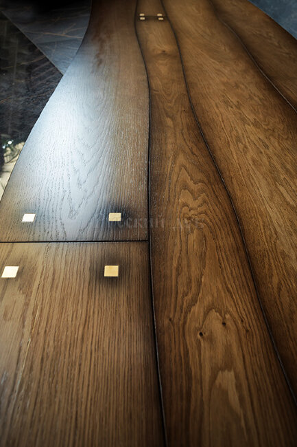 Криволинейный паркет Дуб Дубрава с заклепкам шелк.лак 2-х сл. T&G Селект 760...2200х120...190х16 мм Криволинейный паркет Дуб Дубрава с заклепкам шелк.лак 2-х сл. T&G Селект 760...2200х120...190х16 мм