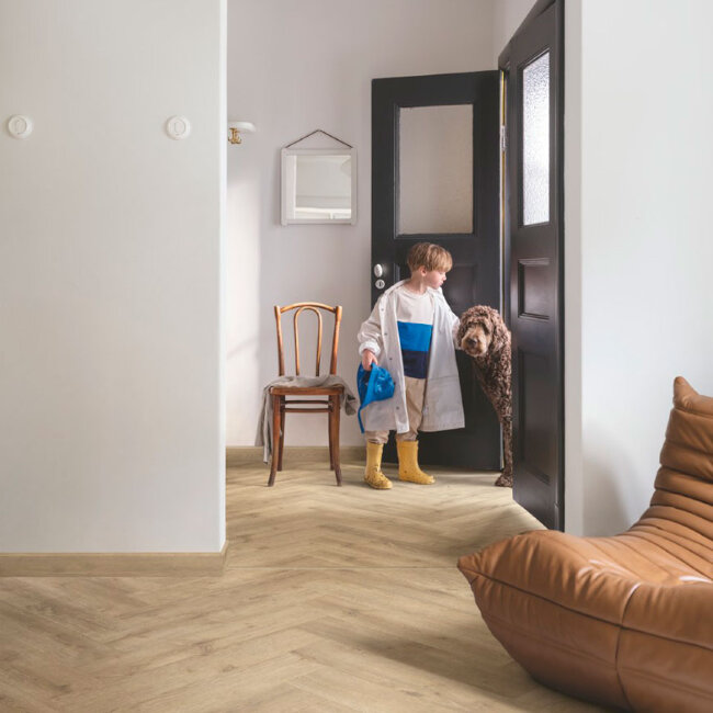 ПВХ плитка елочка Pergo Vorma Pad Pro Вековой дуб бежевый ПВХ плитка елочка Pergo Vorma Pad Pro Вековой дуб бежевый